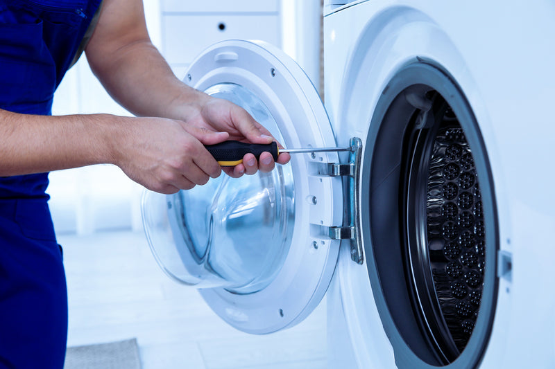 Screwing the door of the dryer machine